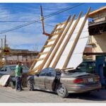 Cae techo de madera sobre un vehículo por fuertes vientos durante la madrugada