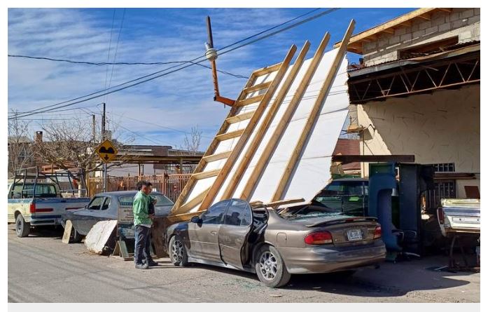 Cae techo de madera sobre un vehículo por fuertes vientos durante la madrugada