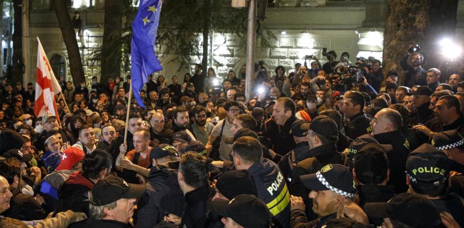 Opositores georgianos intentan cercar Parlamento en protesta contra polémica ley