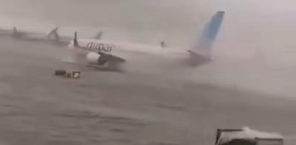 El aeropuerto de Dubái limita los vuelos  debido a mal tiempo y lluvias atípicas