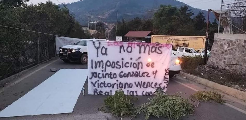Bloquean carretera Tlapa-Marquelia en Guerrero; exigen se les permita competir en elecciones 