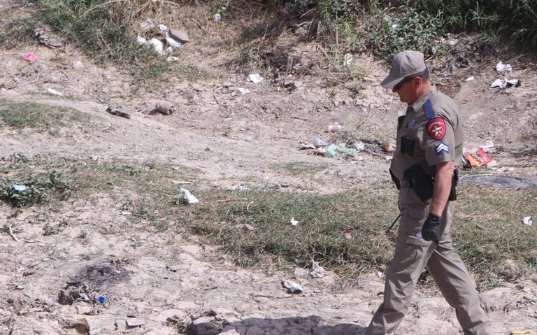 State Troopers extiende alambre de púas en el cauce del Río Bravo