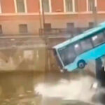 Autobús de pasajeros cae en río y al menos 3 personas pierden la vida, en Rusia