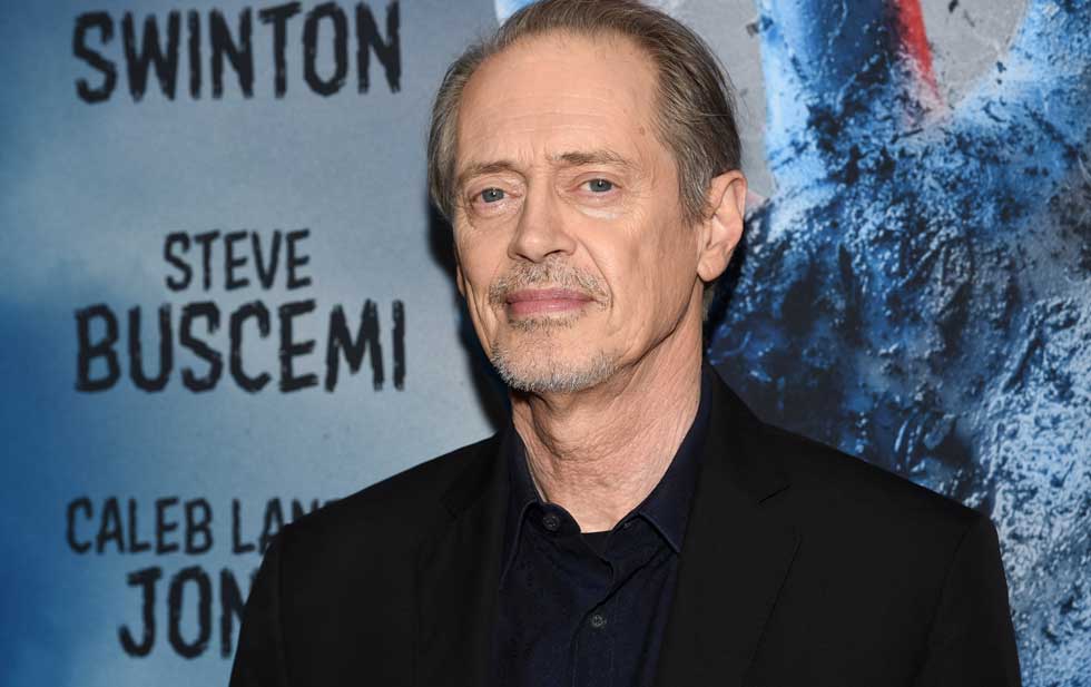 Golpean al actor Steve Buscemi en NY