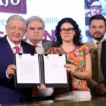 AMLO firma decreto para la entrada en vigor del Fondo de Pensiones