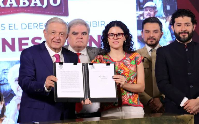 AMLO firma decreto para la entrada en vigor del Fondo de Pensiones