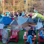 Estudiantes de la Universidad de Columbia ocupan edificio al iniciarse las suspensiones