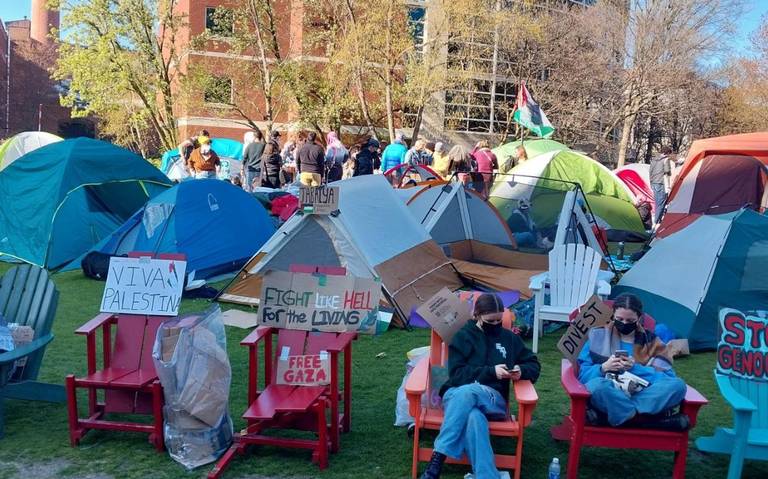 Estudiantes de la Universidad de Columbia ocupan edificio al iniciarse las suspensiones