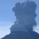 Volcán Ibu en Indonesia entra en erupción