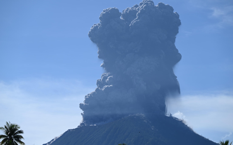 Volcán Ibu en Indonesia entra en erupción