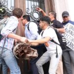 Irrumpen estudiantes en Rectoría de la UACh