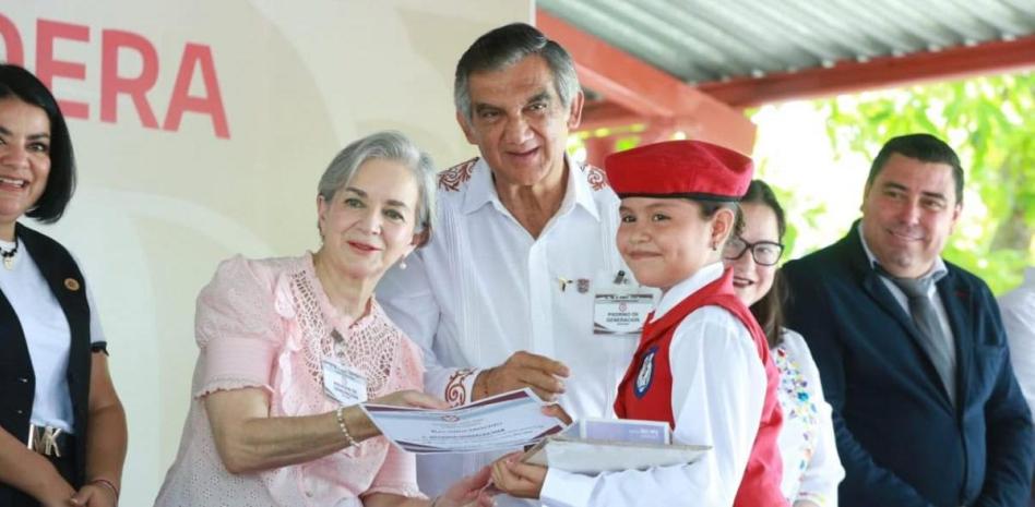Américo Villarreal reitera su compromiso de reforzar el programa de becas a estudiantes