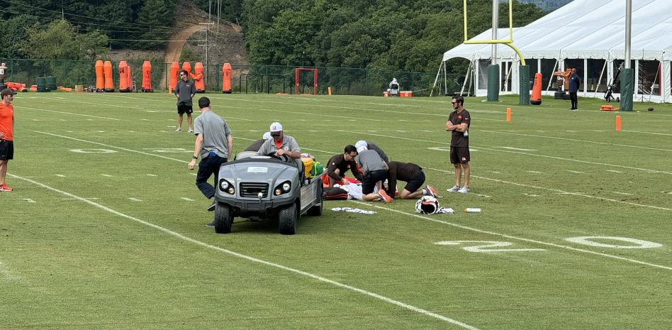 D’Onta Foreman, de Browns, deja práctica y es trasladado en helicóptero por una lesión