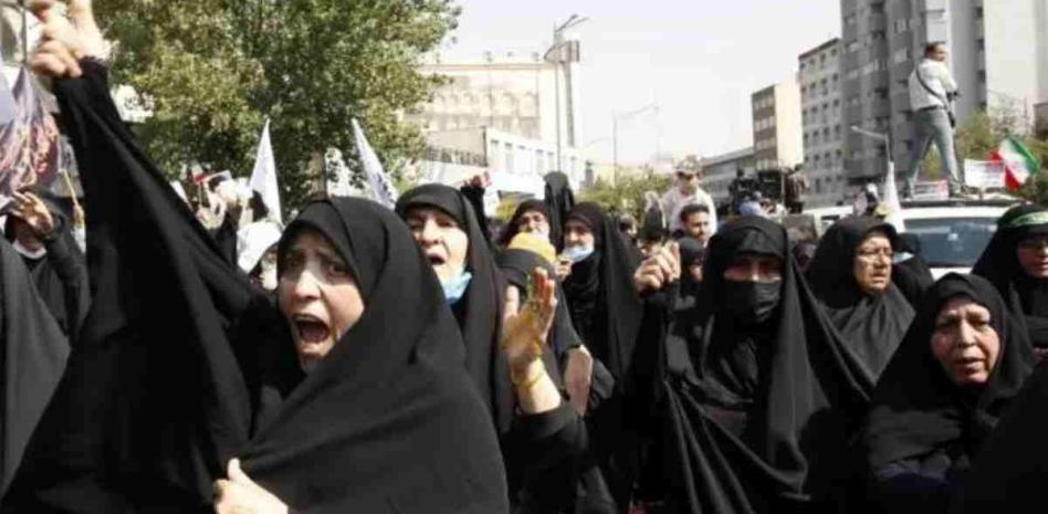Irán: fuerzas de seguridad balean a mujer por no llevar hiyab y la dejan paralítica