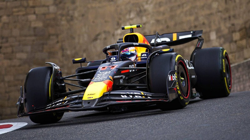 Choque le arrebata podio a Checo Pérez en el GP de Azerbaiyán; gana Piastri