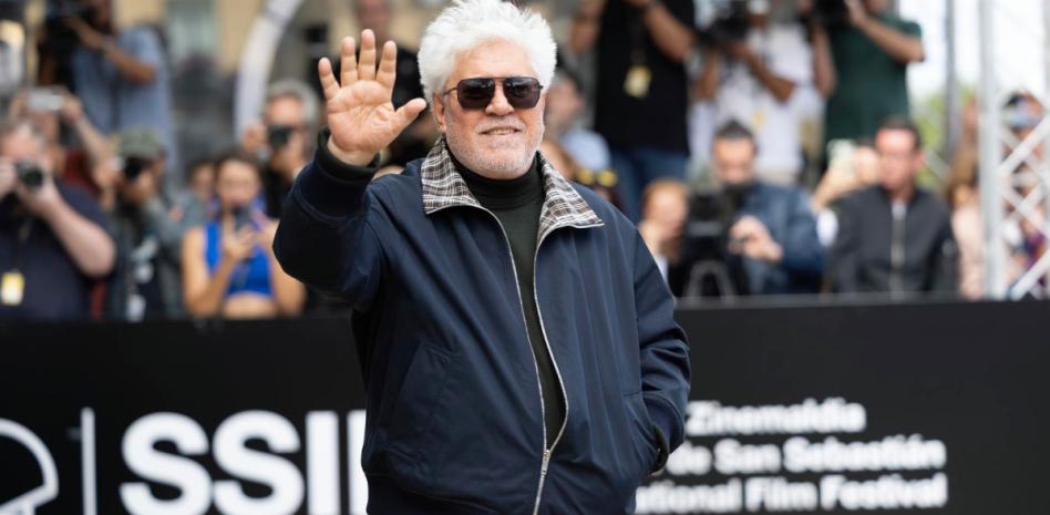 Almodóvar cumple 75 años en uno de los momentos más dulces de su carrera