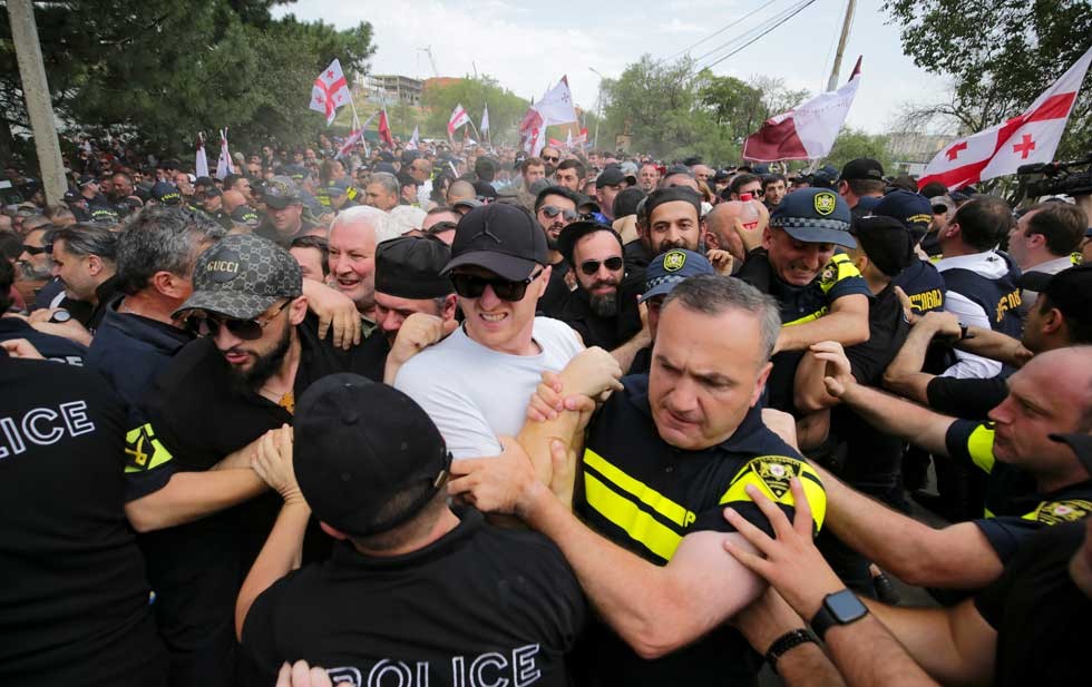 Parlamento de Georgia aprueba ley que limita derechos de personas LGBTQ+