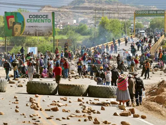 Evitan arresto de Evo mediante el cierre de carreteras
