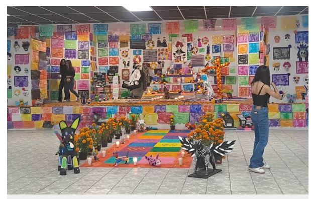 Altares y catrinas adornan escuelas