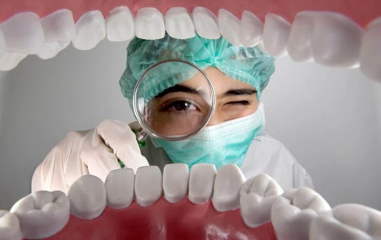 Descubre los hábitos que cuidan y dañan tus dientes y encías