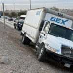 Camionero se sube al bordo del río y tumba poste
