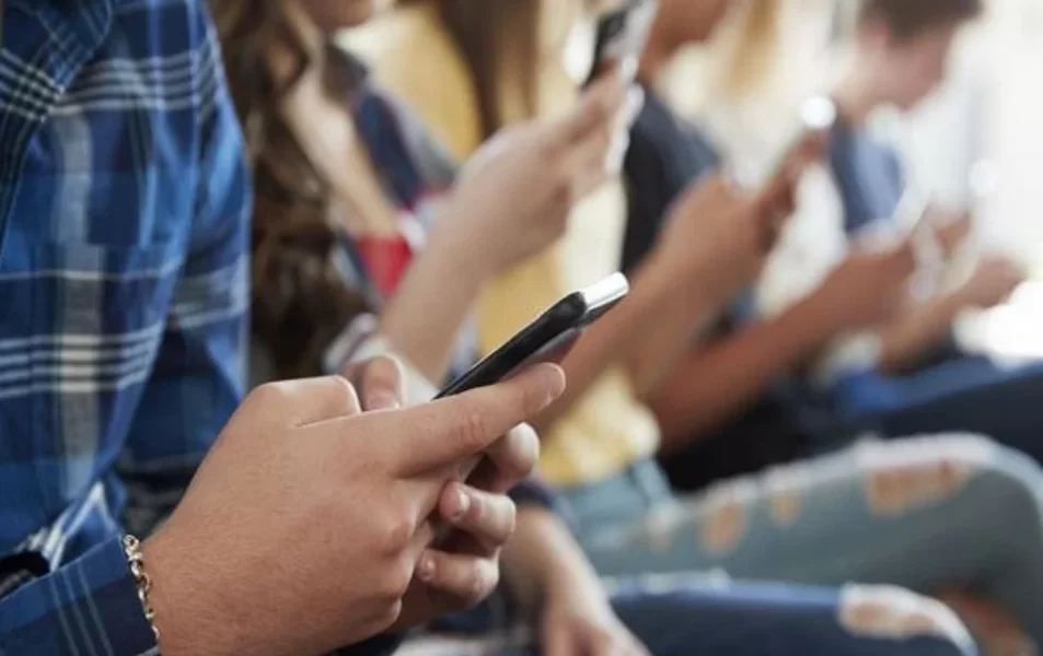 Cárteles reclutan a jóvenes a través de juegos de celulares, alerta el gobierno