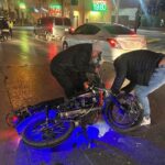 Motociclista se estrella con auto en movimiento