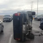 Vuelca tras chocar con tráiler que le cerró el paso