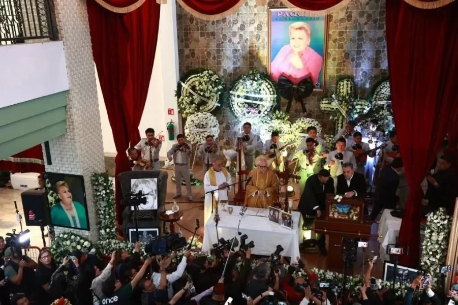 Más de 5 mil fans dan el último adiós a Paquita en CDMX