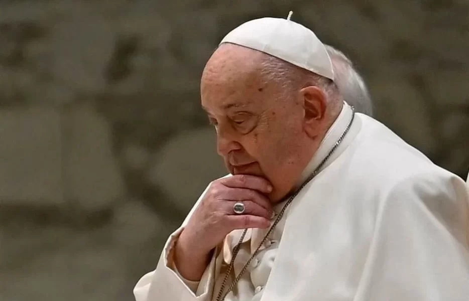 Papa Francisco seguirá hospitalizado; ‘pasó noche tranquila’