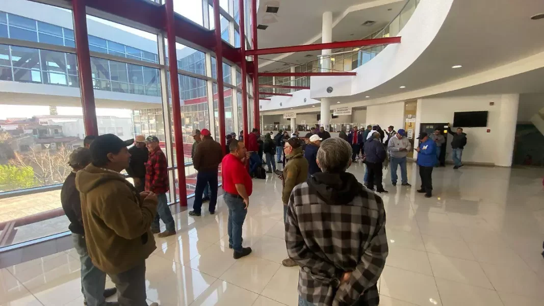 Más de 10 sindicatos toman Recaudación de Rentas en Parral; señalan imposición de representante