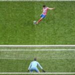 Podrían revisar regla de doble toque en penal tras polémica