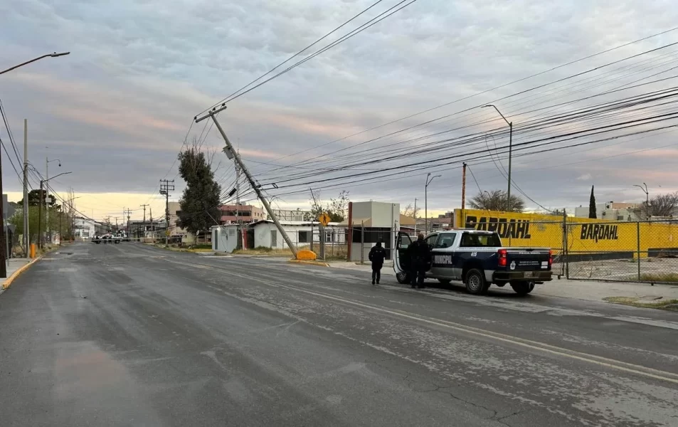 Cierran tramo de la Pedro Rosales por poste a punto de caer