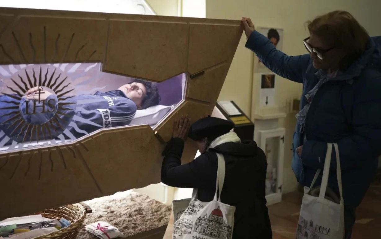 Aplazan canonización del primer santo millennial, Carlo Acutis, tras muerte del papa