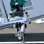 Corren robots medio maratón en China