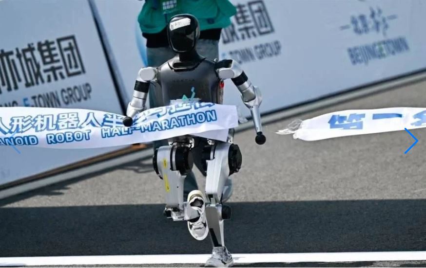 Corren robots medio maratón en China