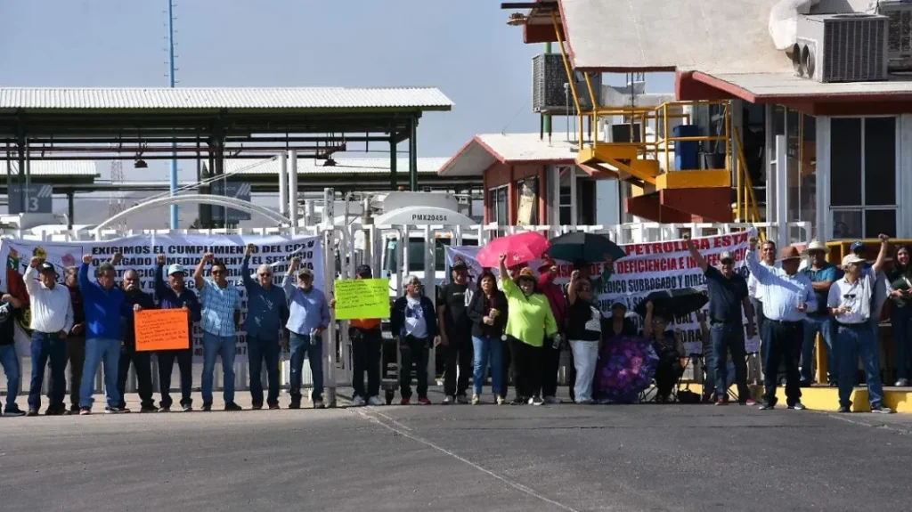 Tras manifestación, ofrecen servicios para urgencias de hospitalización a personal y extrabajadores de Pémex thumbnail