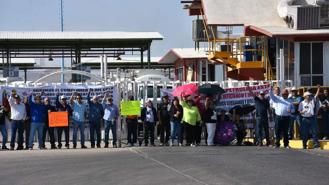 Tras manifestación, ofrecen servicios para urgencias de hospitalización a personal y extrabajadores de Pémex
