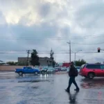 Lluvia causa encharcamientos y vehículos varados en Ciudad Juárez