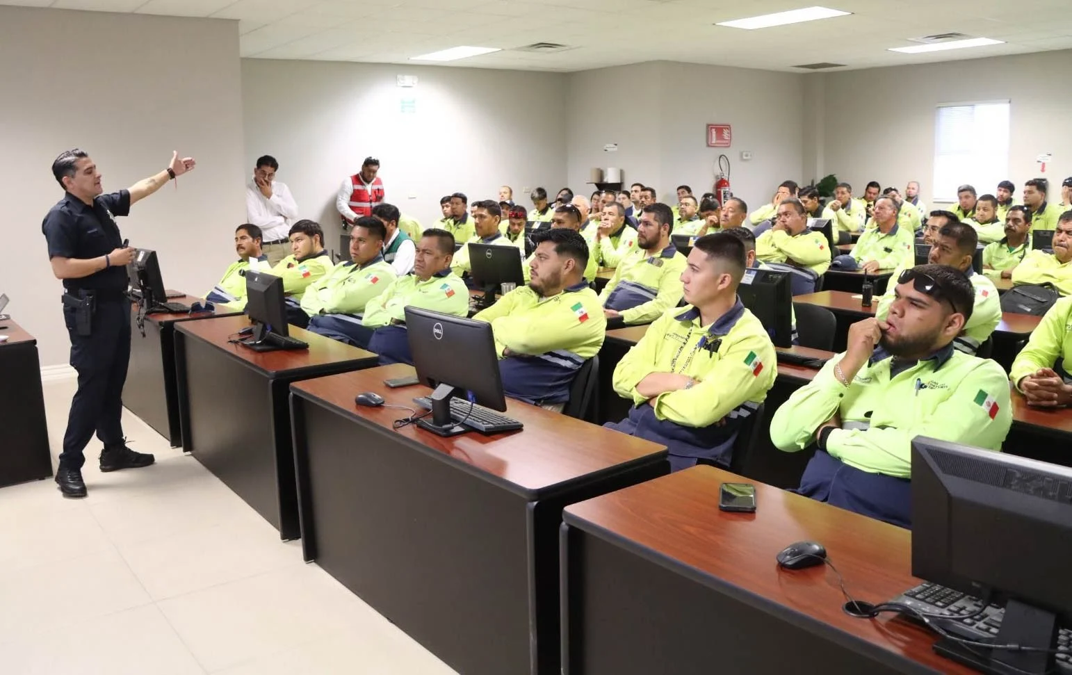 Imparte SSPM pláticas sobre fraude telefónico a trabajadores del Gas Natural