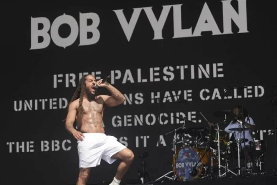 Escandalizan cantos racistas en show de rap en Glastonbury
