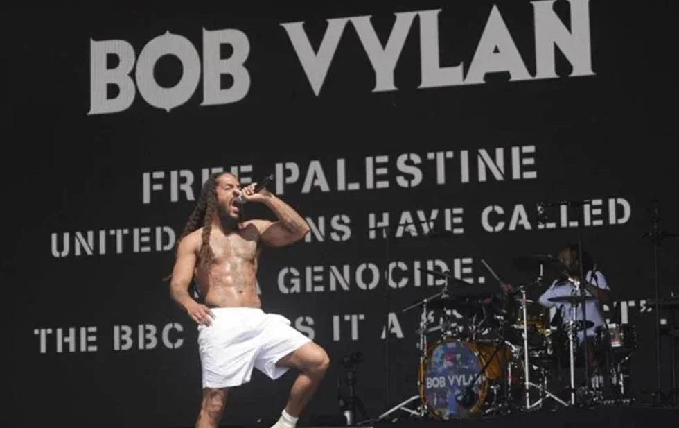 Escandalizan cantos racistas en show de rap en Glastonbury