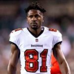Huye Antonio Brown de EU; tiene acusación por asesinato