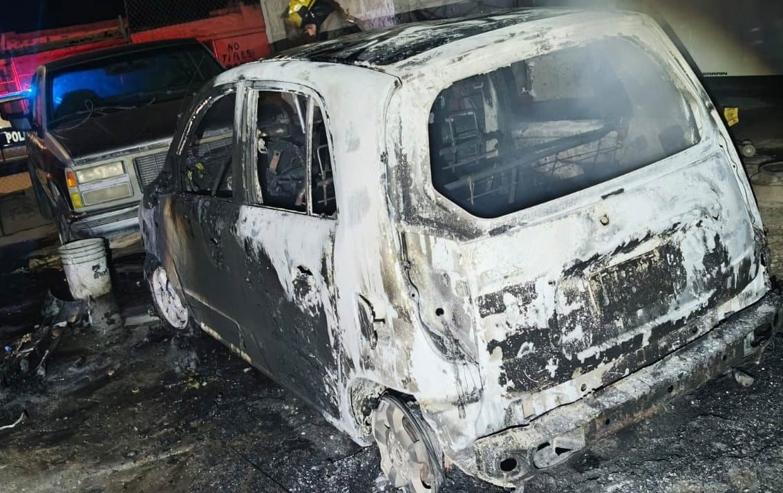 Arde vehículo estacionado