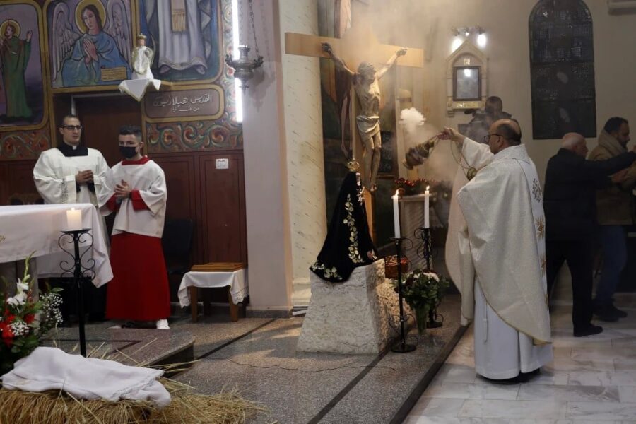 Dos muertos tras ataque israelí a la única iglesia católica de Gaza