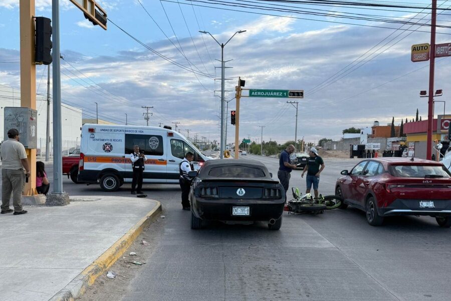 Choca motociclista con autos que hacían alto