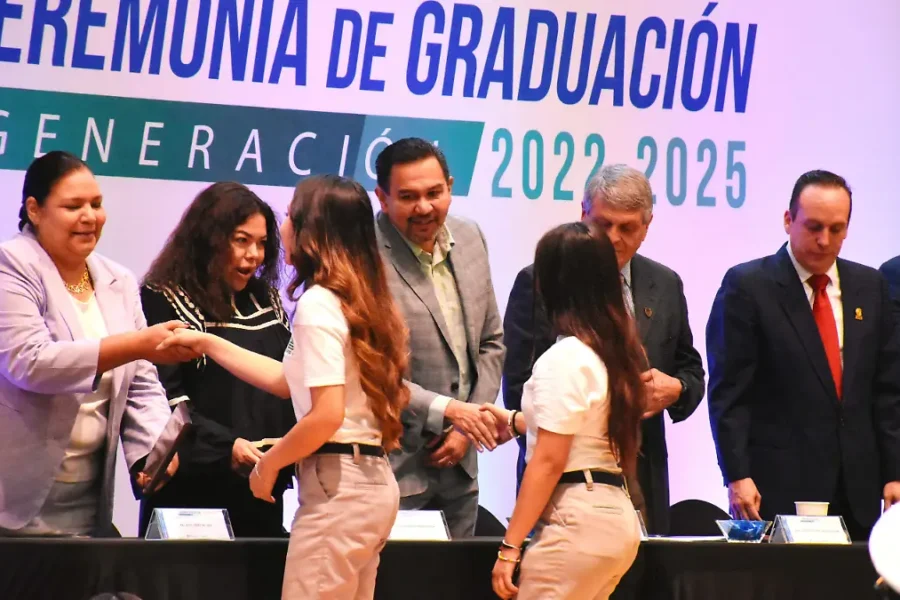 Reconoce alcalde esfuerzo de familias y alumnos en graduación del COBACH 9