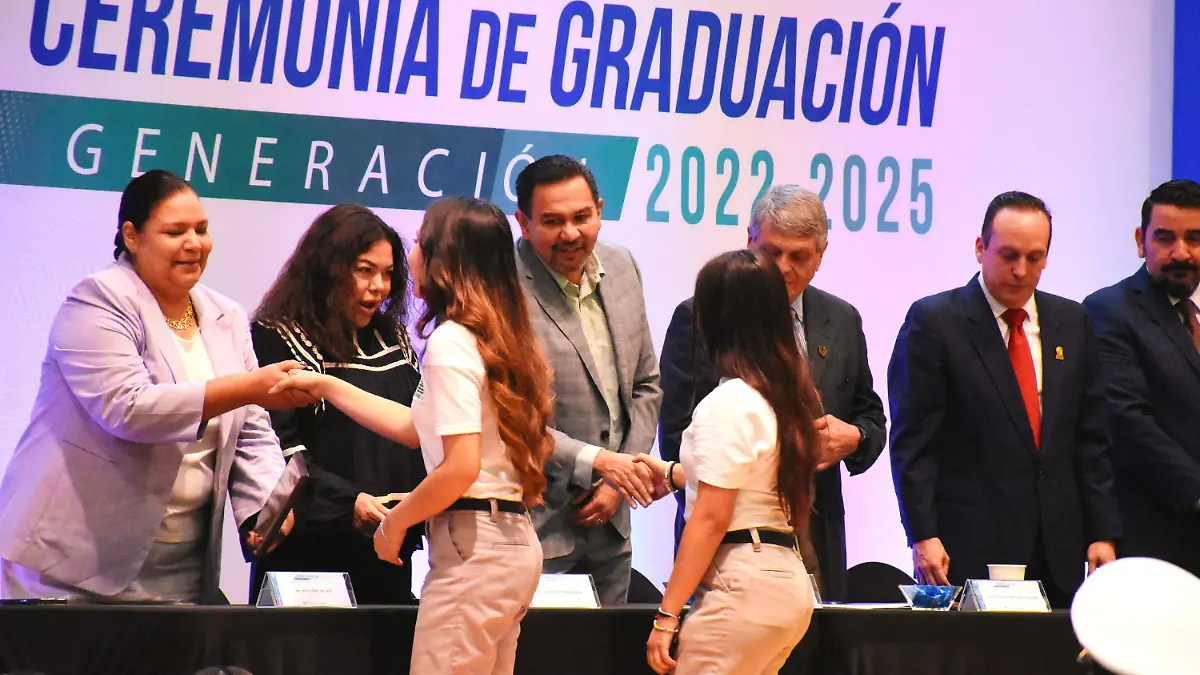 Reconoce alcalde esfuerzo de familias y alumnos en graduación del COBACH 9