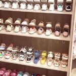 Con apenas 2 años, tiene… ¡120 zapatos!