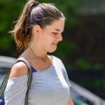 Pasea hija de Tom Cruise en NY sin lujos ni fama
